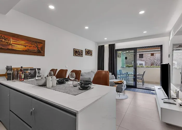 Todalmatia Seafront Apartment *